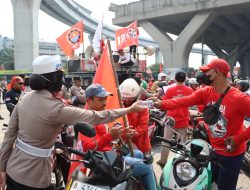 Aksi Humanis Polres Pelabuhan Tanjung Priok Bagikan Minum dan Roti Saat Buruh Rayakan May Day