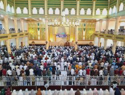 Danlanal Simeulue Bersama Forkopimda Kabupaten Simeulue Laksanakan Sholat Idul Adha 1446 H di Masjid TGK Khalilullah