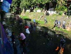 Lanal Bandung dan Agranagara Indonesia Bersih-Bersih Sungai Cicadas Kota Bandung