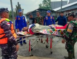 Sinergitas Pos TNI AL Sinaboi Bersama Tim SAR Gabungan Evakuasi Jenazah Penumpang KM. Perkasa Di Perairan Sinaboi