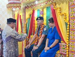 Danlanal Simeulue Disambut Dengan Tradisi Peusijeuk Oleh Forkopimda Kabupaten Simeulue