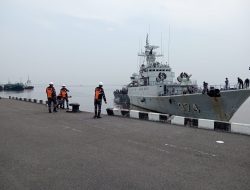Prajurit Pangkalan TNI Angkatan Laut Dumai Sambut Kedatangan KRI Lambung Mangkurat-374