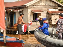Tingkatkan Jiwa Nasionalisme Sambut HUT Ke-80 Republik Indonesia, Lanal Banjarmasin Bagikan 1.000 Bendera Merah Putih