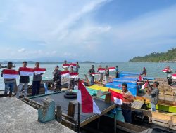 Gerakan Semangat Nasionalisme, Komandan Pos TNI AL Penuba Turun Langsung Serahkan Bendera Merah Putih Kepada Nelayan
