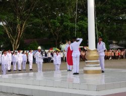 Danlanal Simeulue Hadiri Upacara Penurunan Bendera Merah Putih Pada Peringatan HUT Ke-80 Kemerdekaan RI di Kabupaten Simeulue