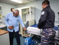Asisten I Gubernur dan Kadinkes Provinsi Maluku Kunjungi Kapal Bantu Rumah Sakit KRI Suharso-990, Mantapkan Yankes Bergerak