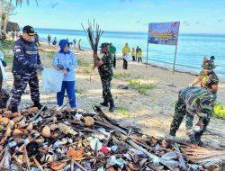 Sambut HUT Ke-80, TNI di Aru Lakukan Karya Bakti Bersih Pantai