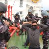 Tingkatkan Kemampuan Tempur, Prajurit Satlinlamil 3 Laksanakan Latihan VBSS di Perairan Makassar
