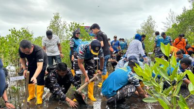 Lanal Bengkulu Tanam Satu Juta Mangrove dan Bersih Pantai di Hari Armada
