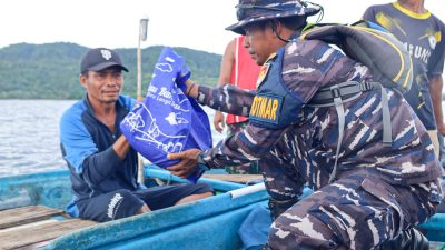 Kodaeral IX Bagikan Ratusan Paket Sembako Untuk Nelayan Ditengah Laut