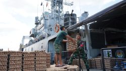 TNI AL Menjembatani Pengantaran Bantuan Pangan Bencana Alam
