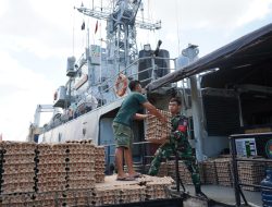 TNI AL Menjembatani Pengantaran Bantuan Pangan Bencana Alam