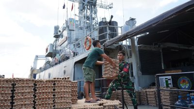 TNI AL Menjembatani Pengantaran Bantuan Pangan Bencana Alam