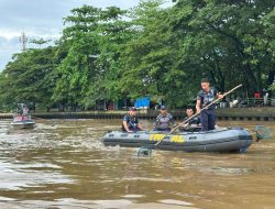 Lanal Banjarmasin Bersama TNI-Polri Laksanakan Bakti Sosial Lingkungan Bersih-bersih Sungai Martapura