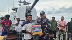 Guspurla Koarmada II Beserta Lanal Maumere Gelar Bakti Sosial Pembagian Sembako Ops Perisai Jaladhi-26 Di Maumere