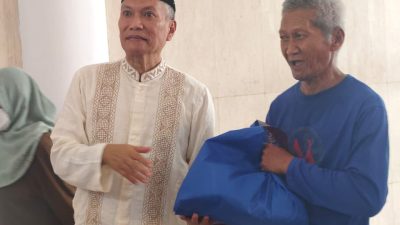 Pembagian 121 Paket Sembako dan Uang Tunai Disalurkan oleh Keluarga Besar Arisan Motilango Gorontalo di Masjid Raya Al-A’raf Sukapura 