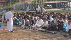Rayakan Kemenangan Dengan Khidmat, Danlanal Bintan dan Prajurit Sholat Idul Fitri Bersama Masyarakat