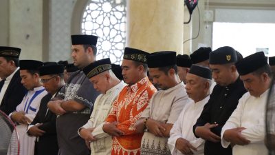 Prajurit Lanal Simeulue Ikuti Sholat Idul Fitri 1 Syawal 1447 H/2026 M Bersama Masyarakat di Masjid Agung Tengku Khalilullah Kabupaten Simeulue